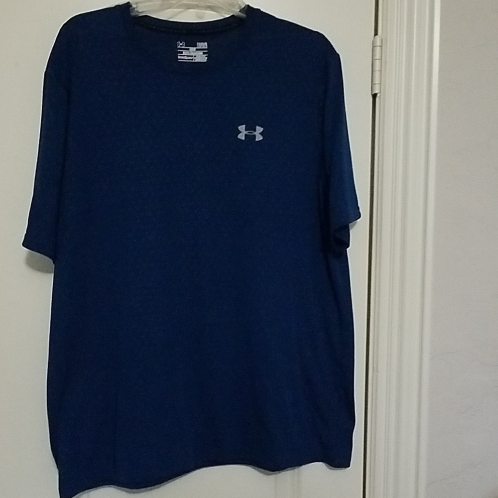 Mens UnderArmor heat gear shirt. LG